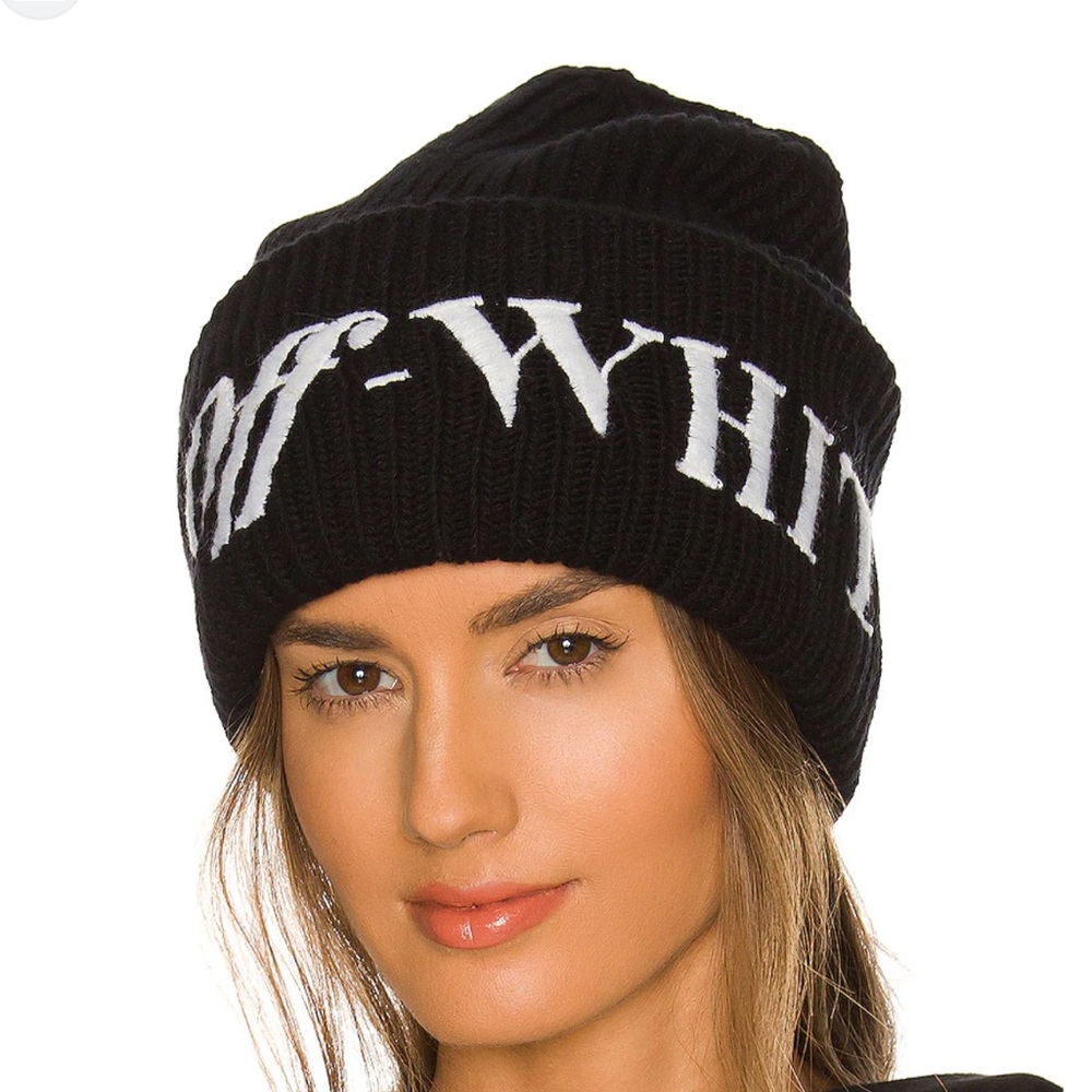 OFF-WHITE Logo Ribbed Beanie in Black & White

Color:Black & White